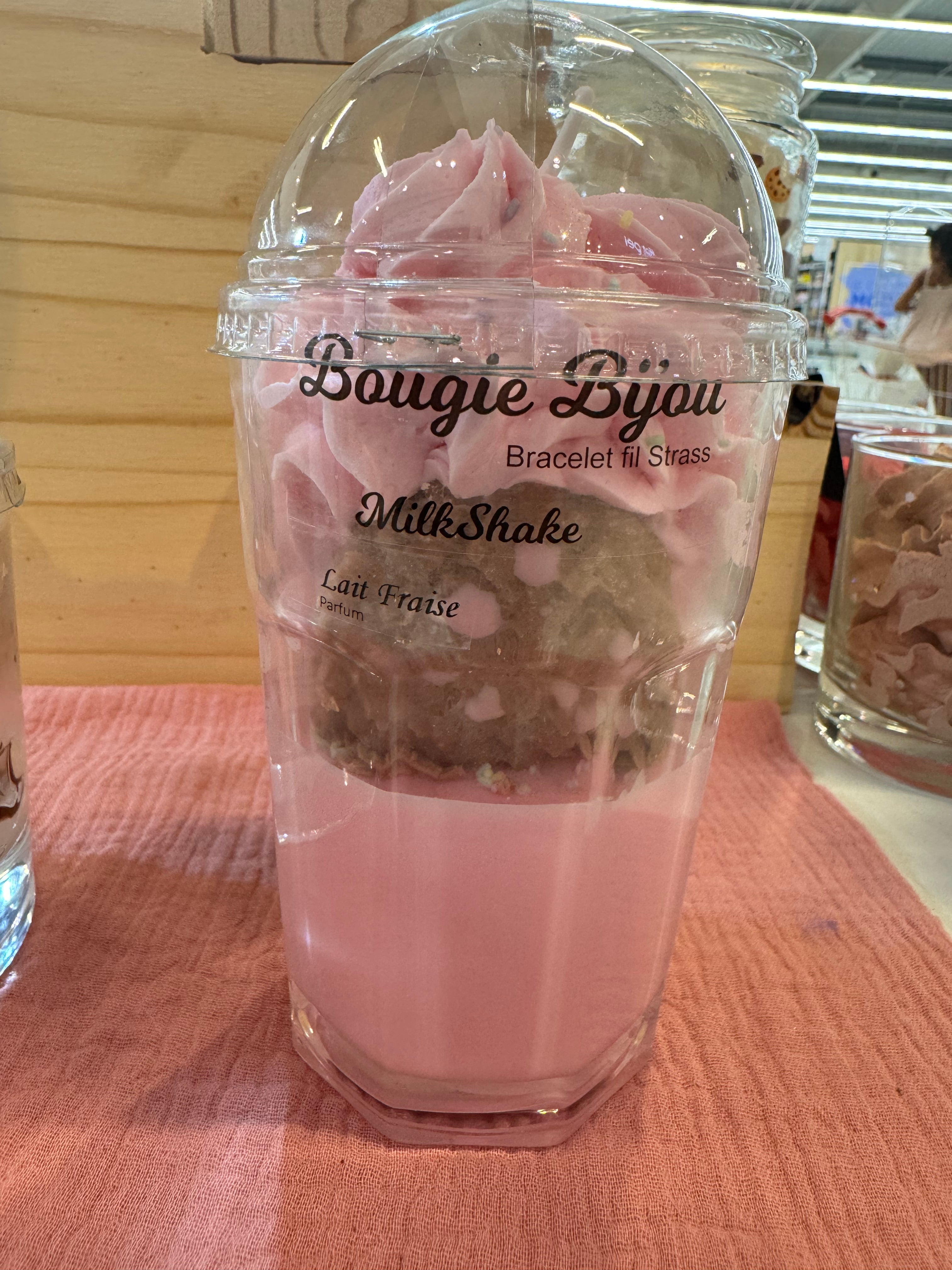 Bougie bijou milk shake fraise ( bracelet strass )